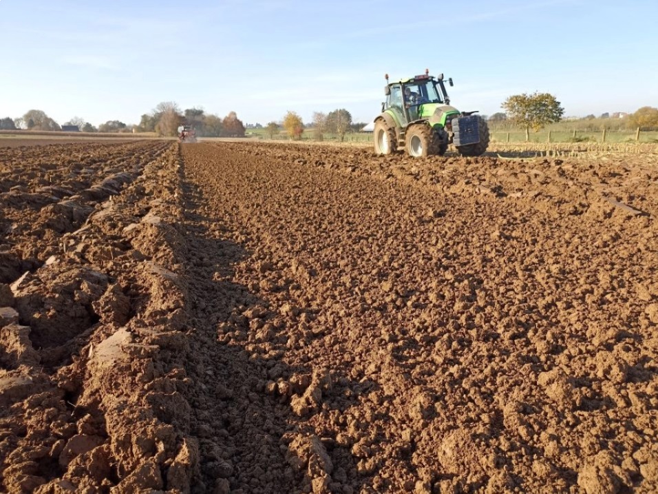 Champ labouré avec tracteur